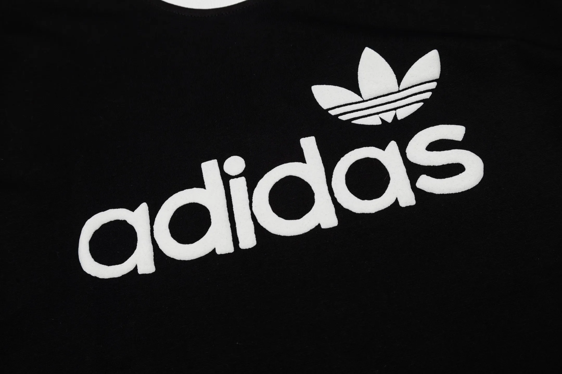 Adidas clover letter foam short-sleeved T-shirt Classic Black White color, pure cotton material is skin-friendly and breathable, super comfortable for daily wear! White round neck + cuffs with contrasting design, and the clover logo on the chest is very recognizable✨. The loose fit is suitable for a variety of body types. It can be worn casually with jeans or sweatpants, and you can easily get a casual and sporty style~ It can be easily used for daily travel, sports, and leisure! Style number: A 179# Color: Black White Size: S M L XL XXL
